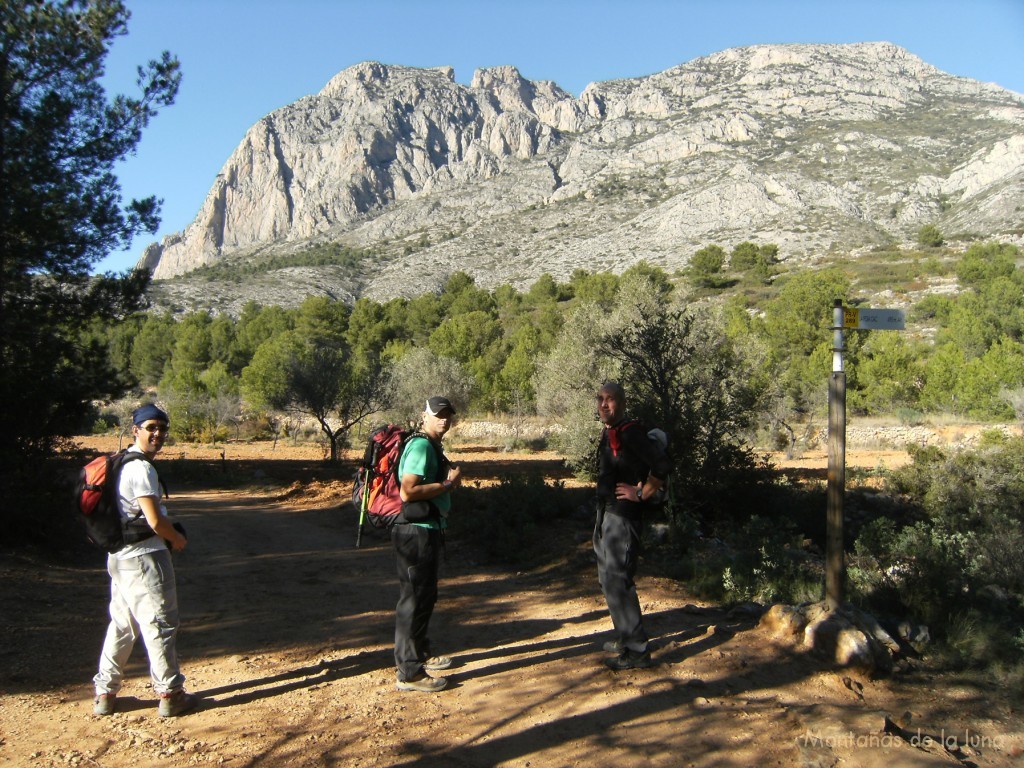 Jesús, José y Vicente llegando a la Font del Molí, detrás aparece el Puig Campana con su mellado pico a la izquierda