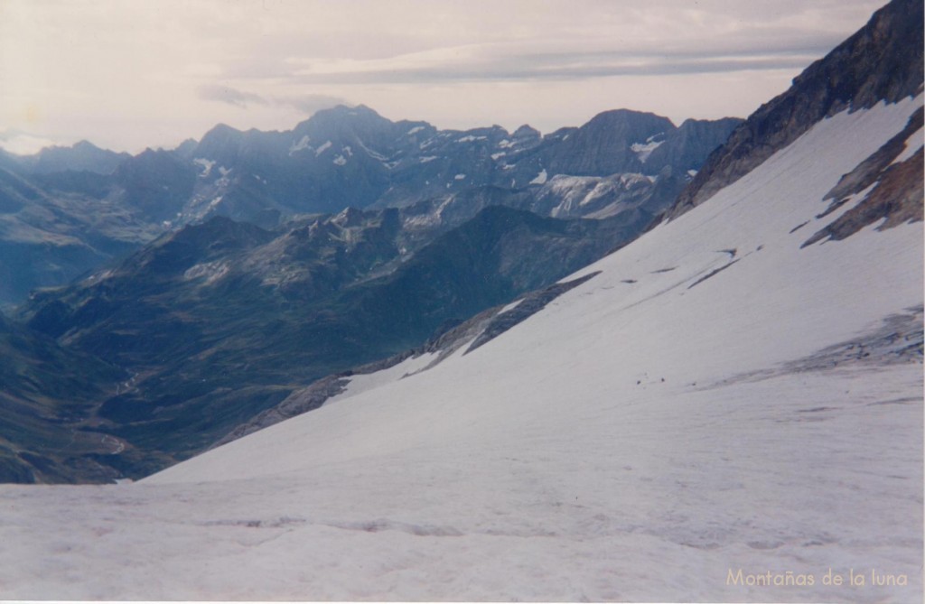 Al fondo el Circo de Gavarnie con Monte Perdido la punta más alta, la Brecha de Rolando y Taillón a la derecha