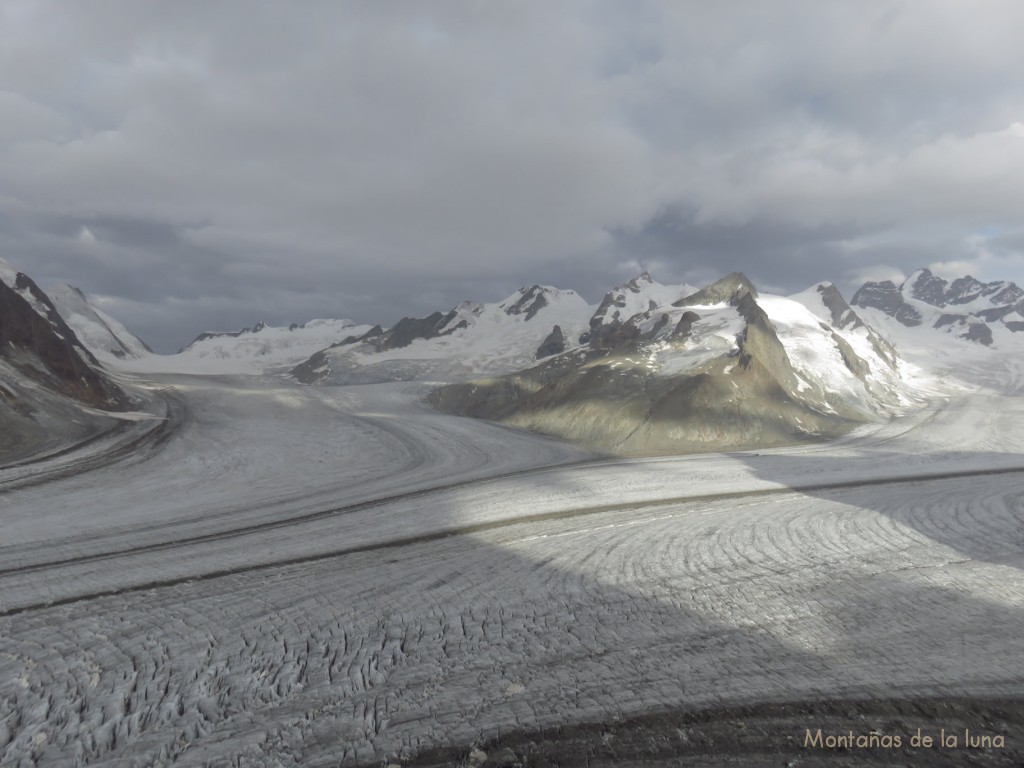 Abajo Konkordia en el Glaciar Aletsch, a la derecha el Jungfrau e izquierda laderas norte del Aletschhorn