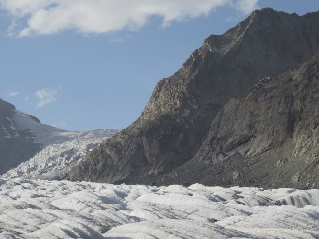 El Refugio de Konkordia sobre el espolón a la derecha. A la izquierda la bajada del glaciar Emigschneefäld