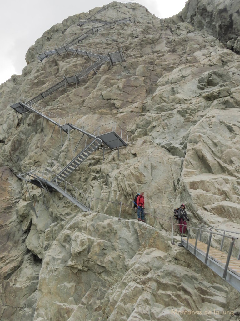 Luis y Olga en la escalera y pasarela de bajada del Refugio de Konkordia