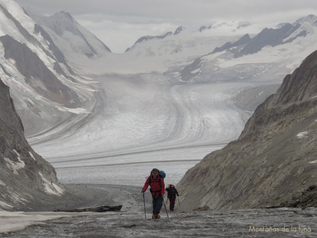 Luis y Olga llegando al collado Grünhornlücke, 3.279 mts., detrás Konkordia en el Glaciar Aletsch