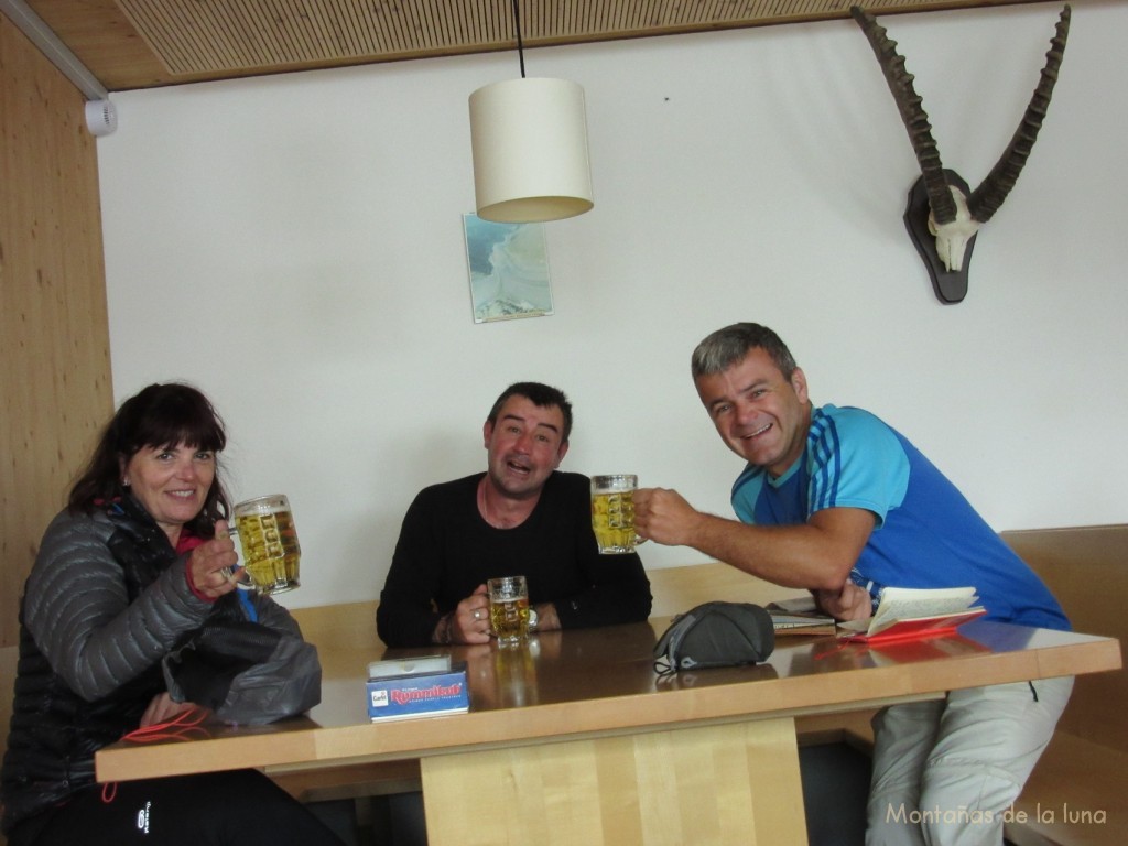 Olga Joaquín y Luis en el comedor del Refugio del Finsteraarhorn