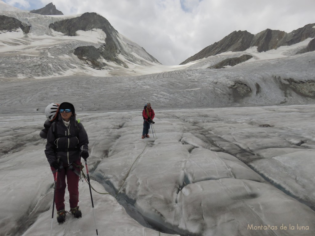 Olga y Luis en el Glaciar Fiesch, detrás el collado Grünhornlücke