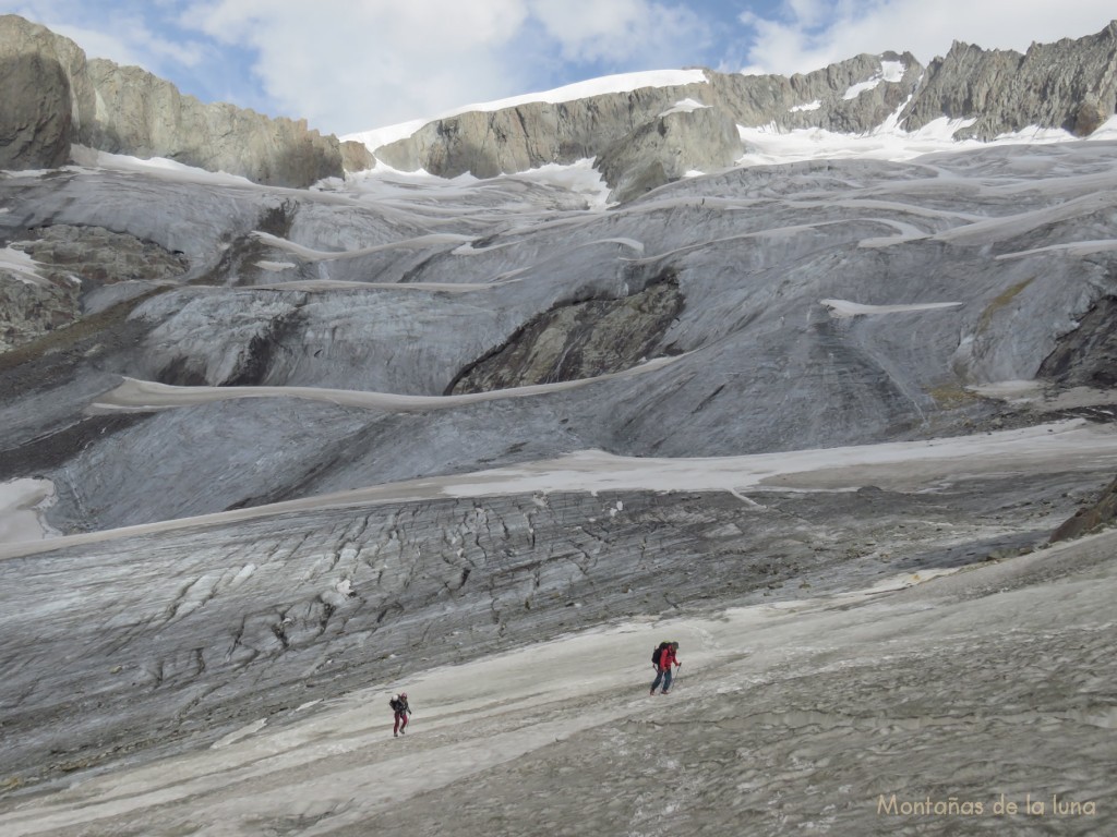 Olga y Luis en el Glaciar Grüneggfirn subiendo al collado Grünhornlücke, arriba las vertientes heladas del Grünegghorn