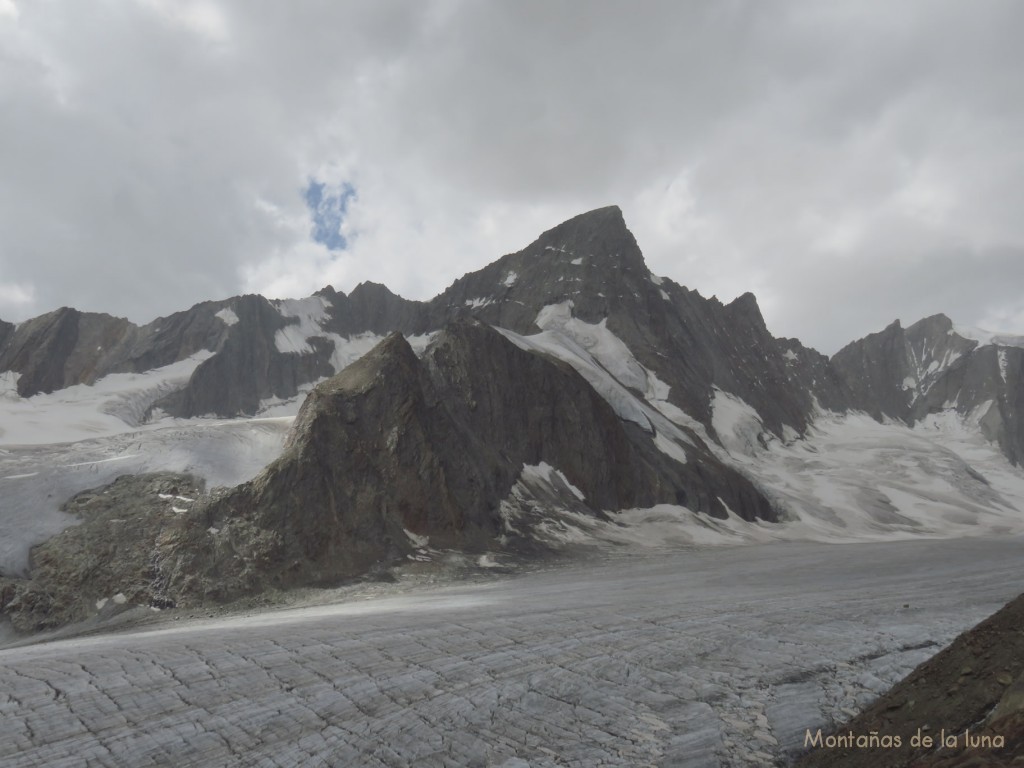 Vistas desde el refugio: el Grünhorn en el centro, abajo el Glaciar Fiesch