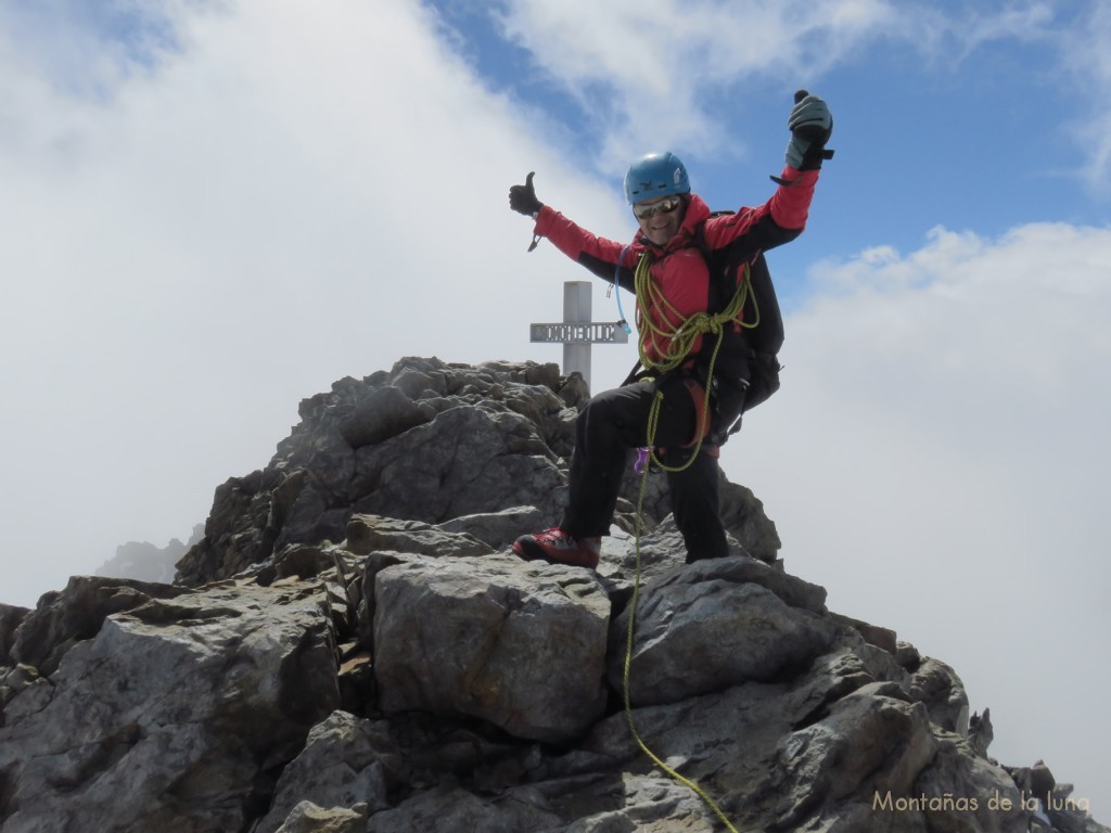 Luis en la cima del Finsteraarhorn, 4.274 mts.