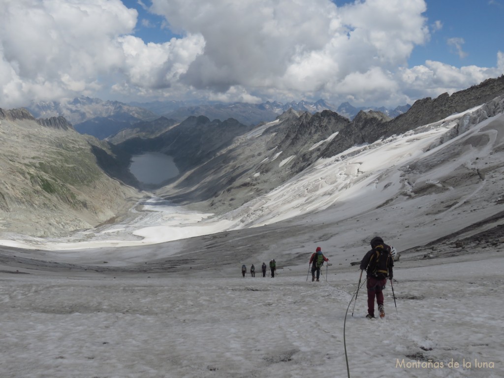 Olga y Luis bajando por el Glaciar Oberaar, abajo el Lago Oberaar