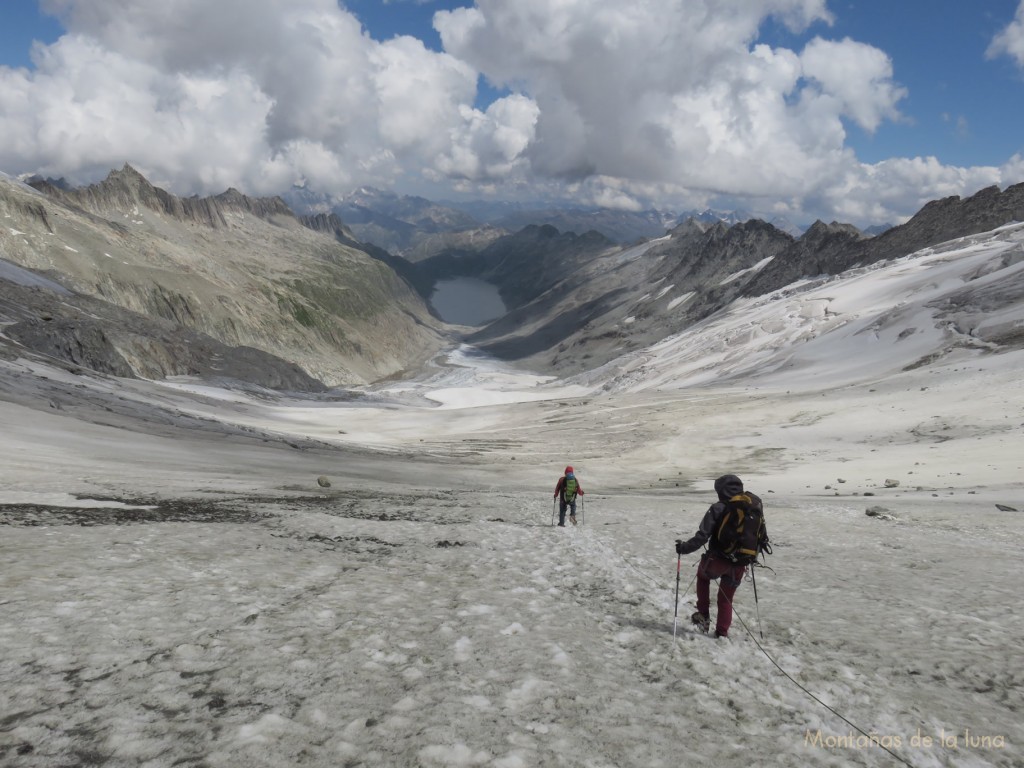 Olga y Luis bajando por el Glaciar Oberaar, abajo el Lago Oberaar