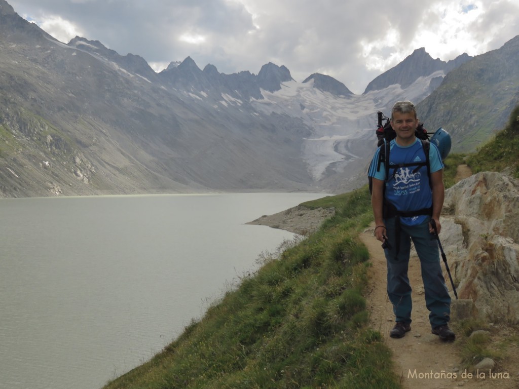 Luis por la senda que rodea el Lago Oberaar, al fondo el Glaciar Oberaar bajo el collado Oberaarjoch y pico Oberaarhorn a la derecha