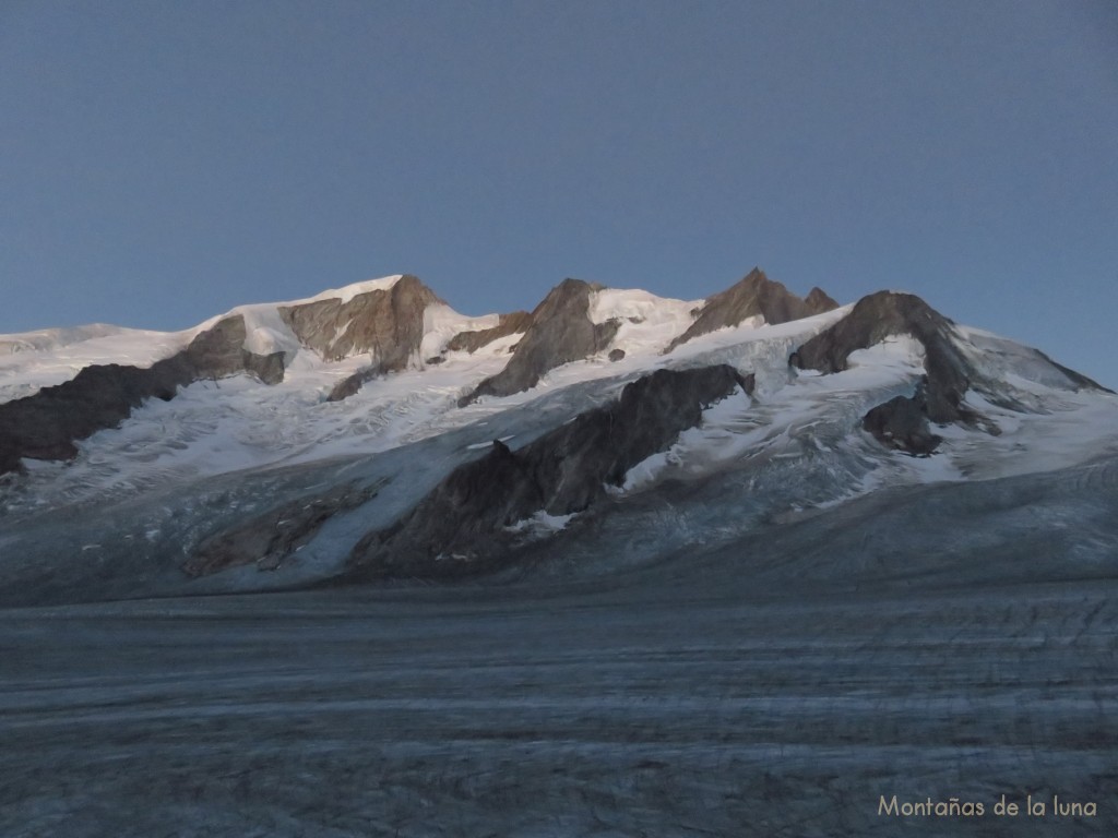 Amanece en el Glaciar Fiesch abajo con los picos, de izquierda a derecha: Wannenhorn, Schönbühlhorn, Fiescher Gabelhorn y más bajo el Wyssnollen