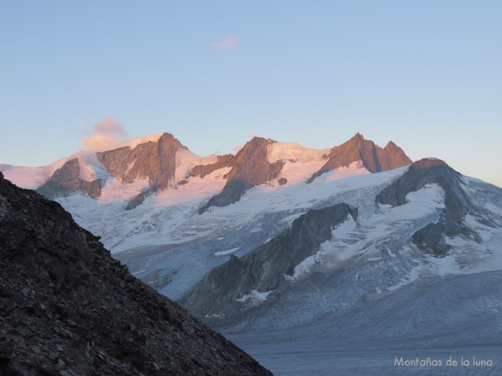 Amanece en el Wannenhorn a la izquierda, en el Schönbühlhonr en el centro y el Fiescher Gaberlhorn a la derecha