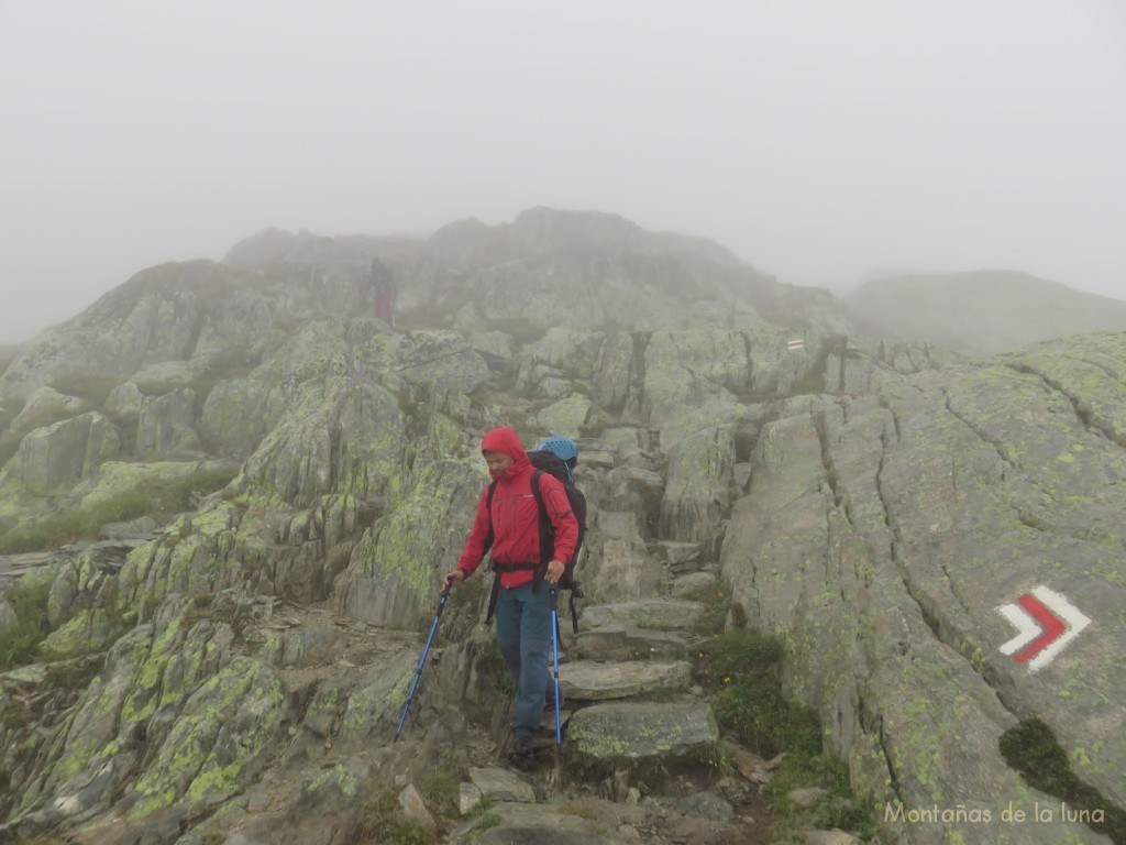 Delante Luis bajando a Grimselpass