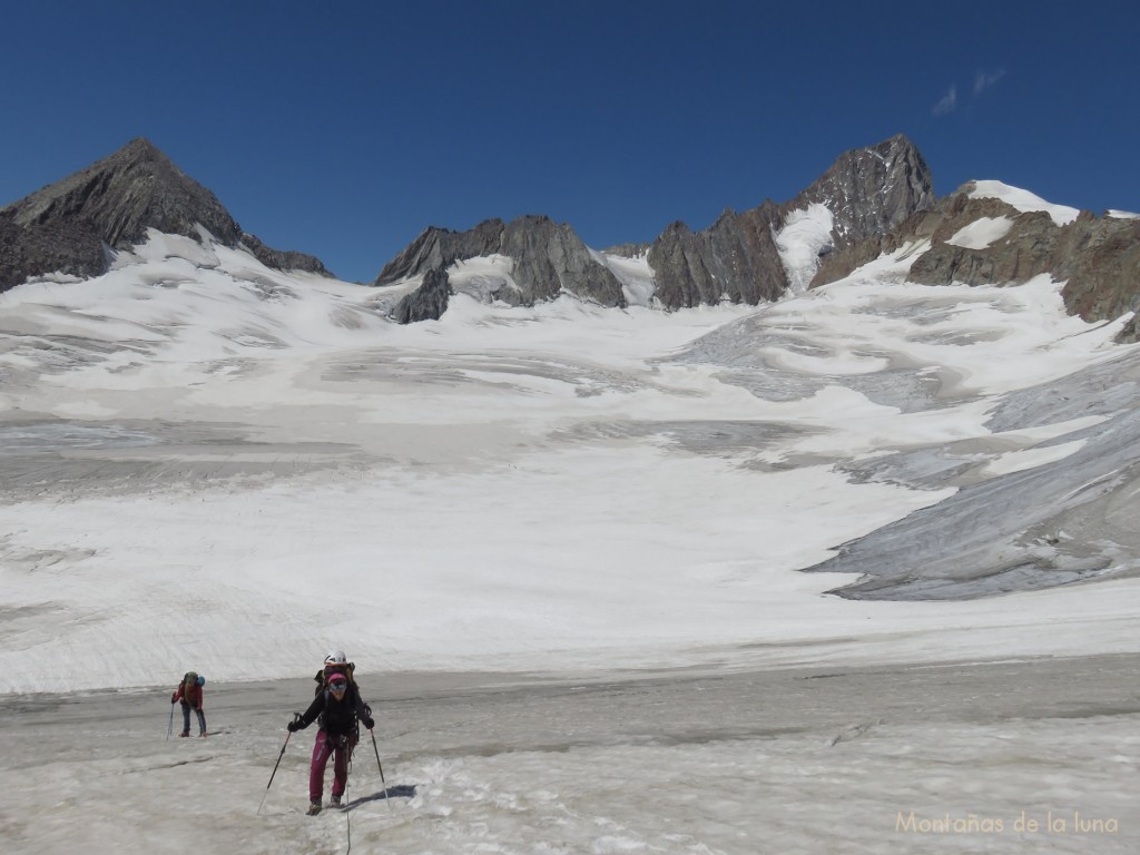 Delante Olga subiendo el Oberaarjoch desde el Glaciar Studer, al fondo derecha el Finsteraarhorn se va ocultado