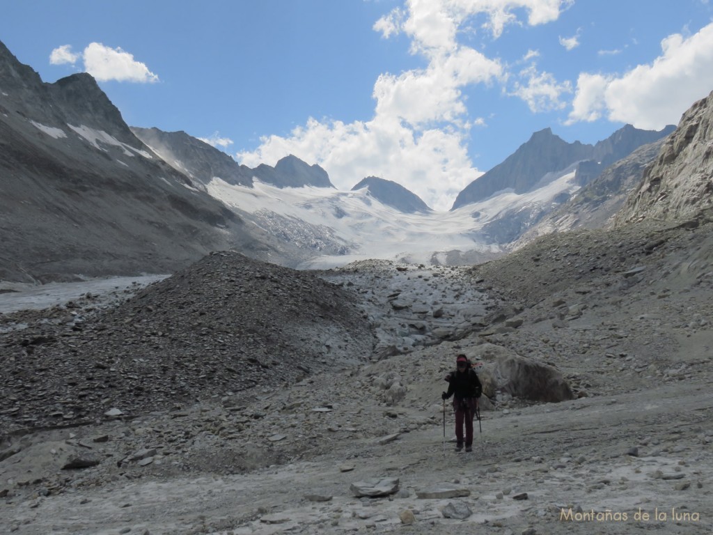 Delante Olga y al fondo queda el Oberaarjoch con el pico Oberaarhorn a la derecha, bajo éstos, el Glaciar Oberaar