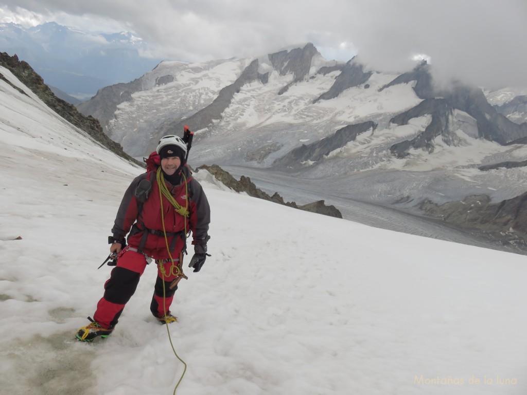 Joaquín en Hugisattel, 4.088 mts., detrás el Wannenhorn el más despejado