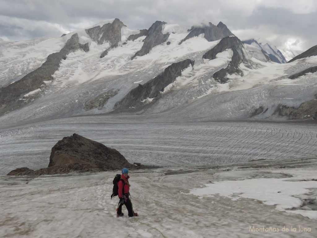 Luis bajando por el primer glaciar, detrás de él el promontorio donde está el refugio, el mismo Refugio de Finsteraarhorn, abajo el Glaciar Fiesch, arriba de izquierda a derecha: el Wannenhorn, Schönbühlhorn y Fiescher Gabelhorn. Al fondo derecha vertientes del Aletschhorn