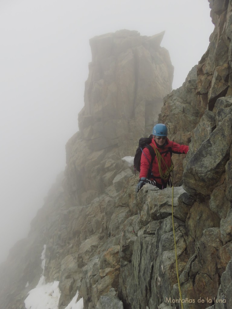 Luis bajando por la cresta norte del Finsteraarhorn. Justo junto al gendarme