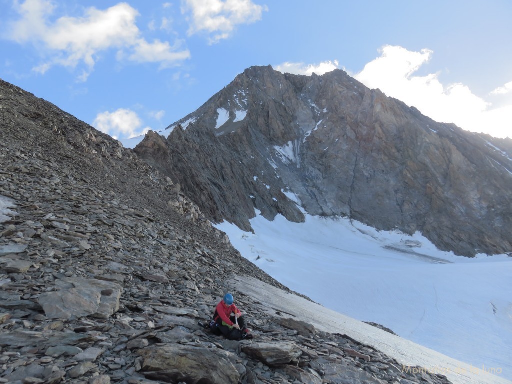 Luis en el espolón, cordal rocoso de la Roca del Desayuno, arriba el pico