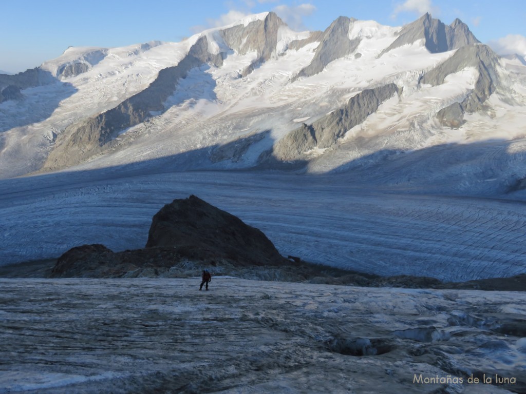 Luis en el primer glaciar, justo detrás de él el promontorio del refugio (se aprecia en el lado derecho), abajo el Glaciar Fiesch y arriba el Wannenhorn en el centro izquierda, en el Schönbühlhonr en el centro y el Fiescher Gaberlhorn a la derecha