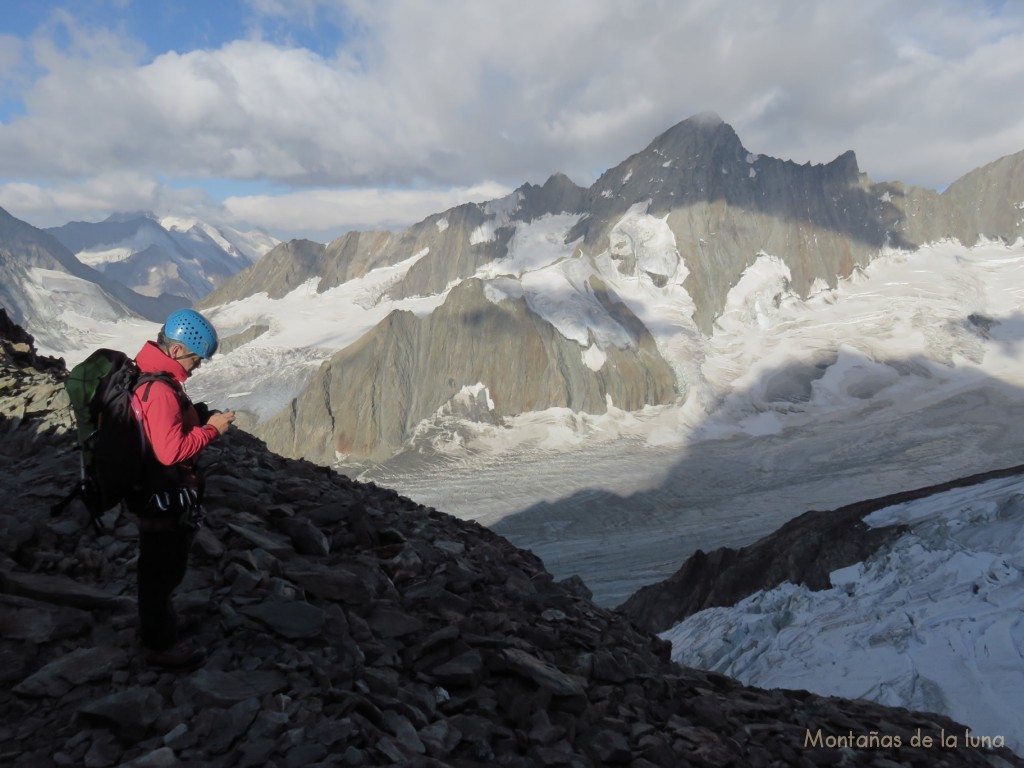 Luis en la Roca del Desayuno con el Grünhorn a la derecha