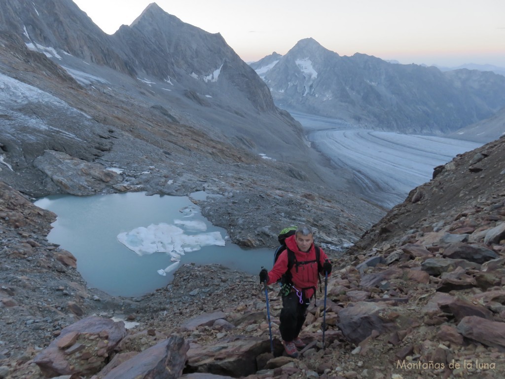 Luis subiendo por detrás del refugio, abajo el Glaciar Fiesch