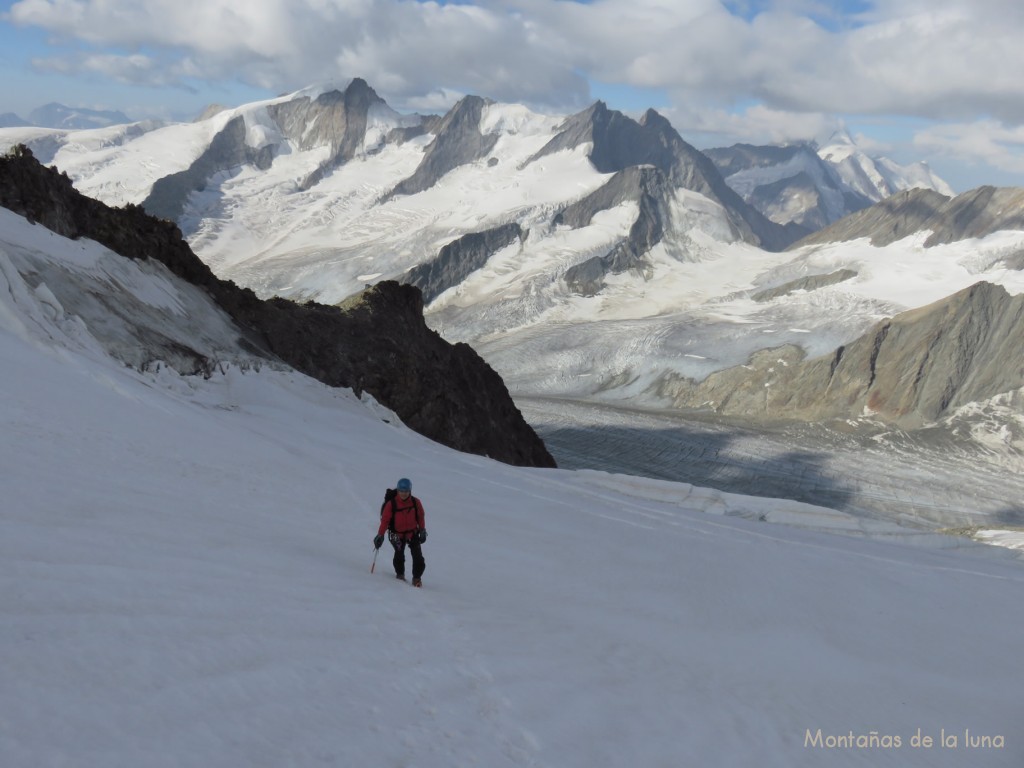 Luis subiendo por el segundo glaciar, a la izquierda el espolón de la Roca del Desayuno, al fondo el Wannenhorn (el más alto), Schönbühlhorn en el centro y el Fiescher Gabelhorn a lla derecha. Al fondo derecha aparece el Aletschhorn