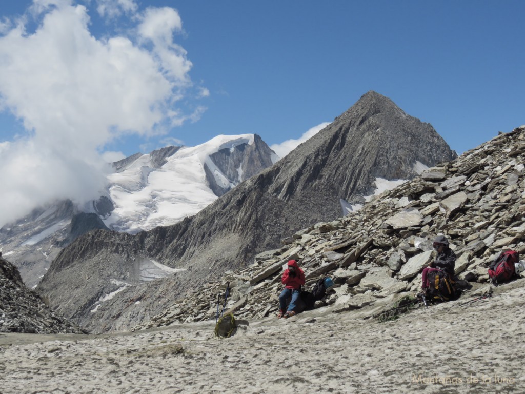 Luis y Olga descansando en el Oberaarjoch, 3.208 mts., al fondo el Wannenhorn