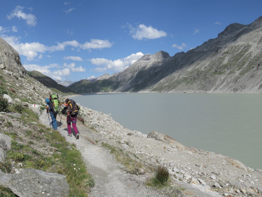 Luis y Olga por la senda que rodea el Lago Oberaar