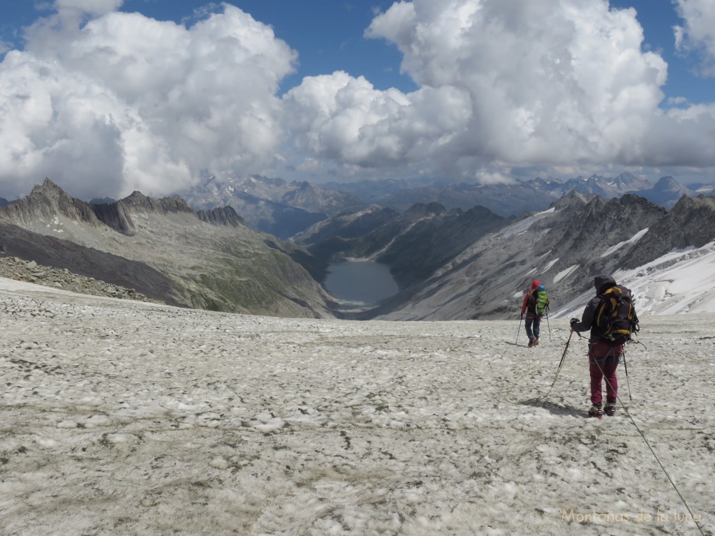 Olga y Luis bajando por el Glaciar Oberaar, abajo el Lago Oberaar