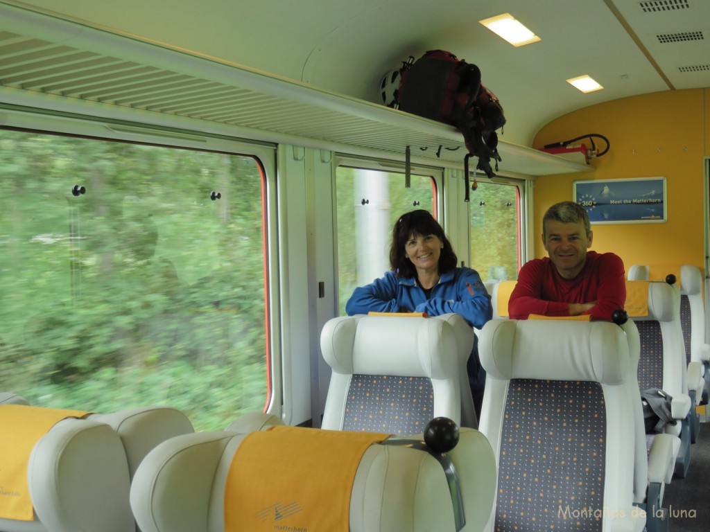 Olga y Luis en el tren camino de Fiesch