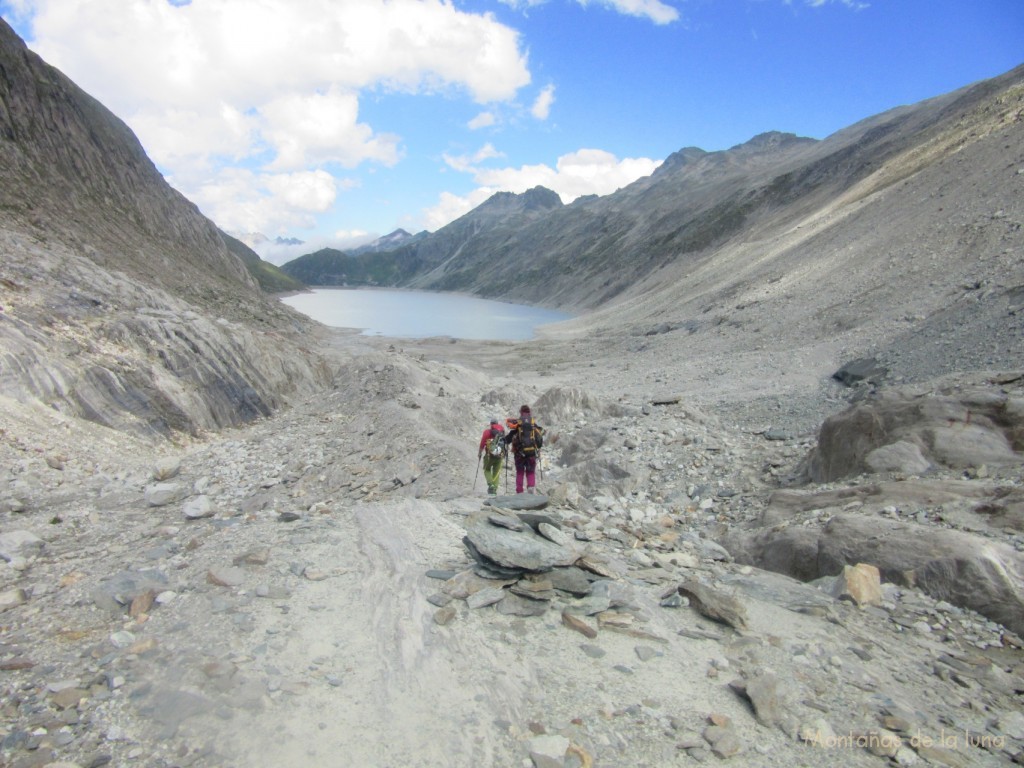 Saliendo del Glaciar Oberaar por la morrena hacia el Lago Oberaar