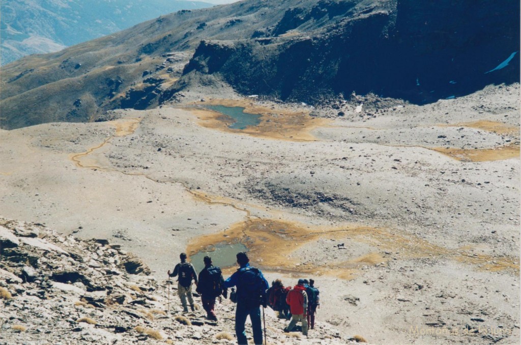 Bajando a 7 Lagunas, abajo la Laguna Hondera la más alejada