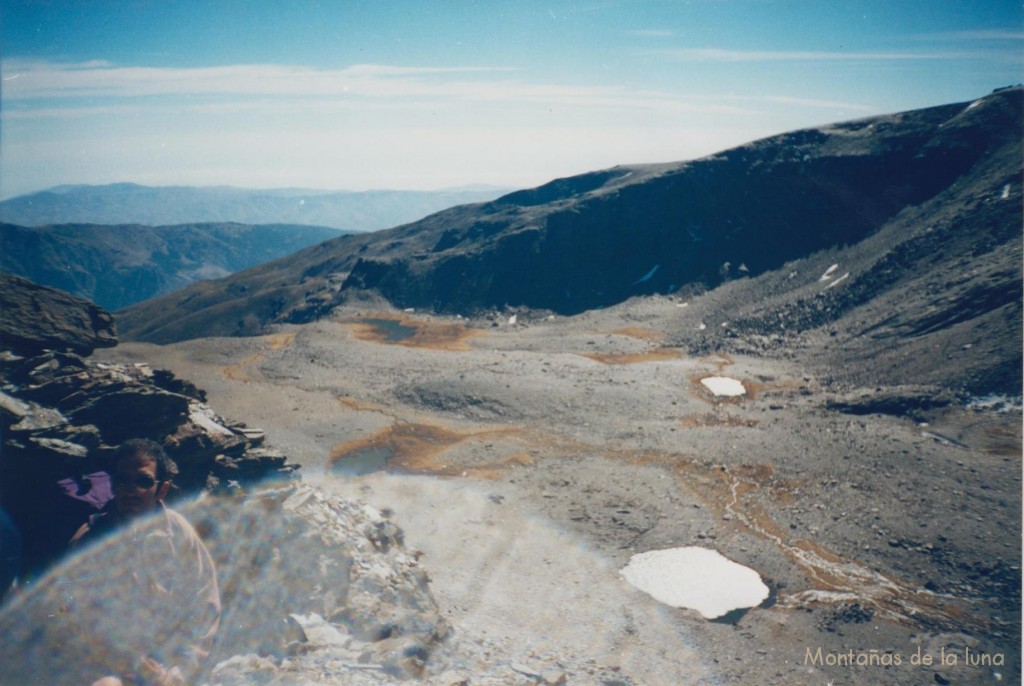 Cima del Peñón del Globo, 3.288 mts. Abajo vemos 4 de las 7 lagunas, con la Laguna Hondera al fondo, y detrás la loma del Mulhacén, a la izquierda Paco