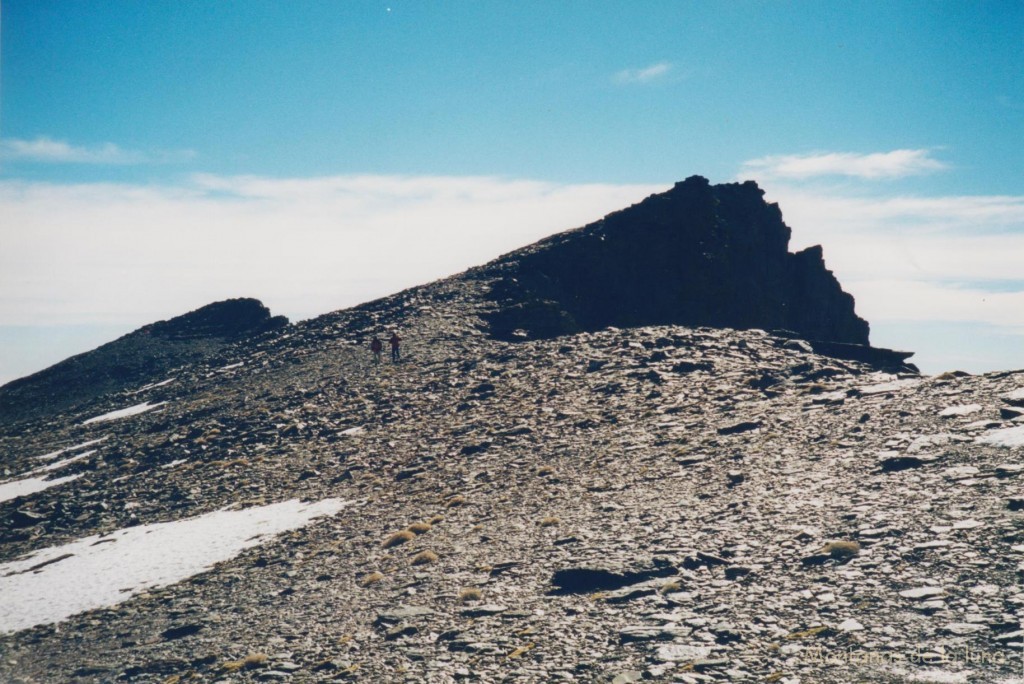 Subiendo al Alcazaba, delante el Peñón del Globo